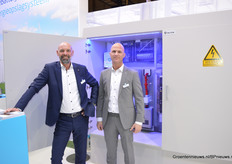 Pieter van der Meij en Robin Vleesenbeek van Alfen voor het transformatorstation waar ze trots op zijn.